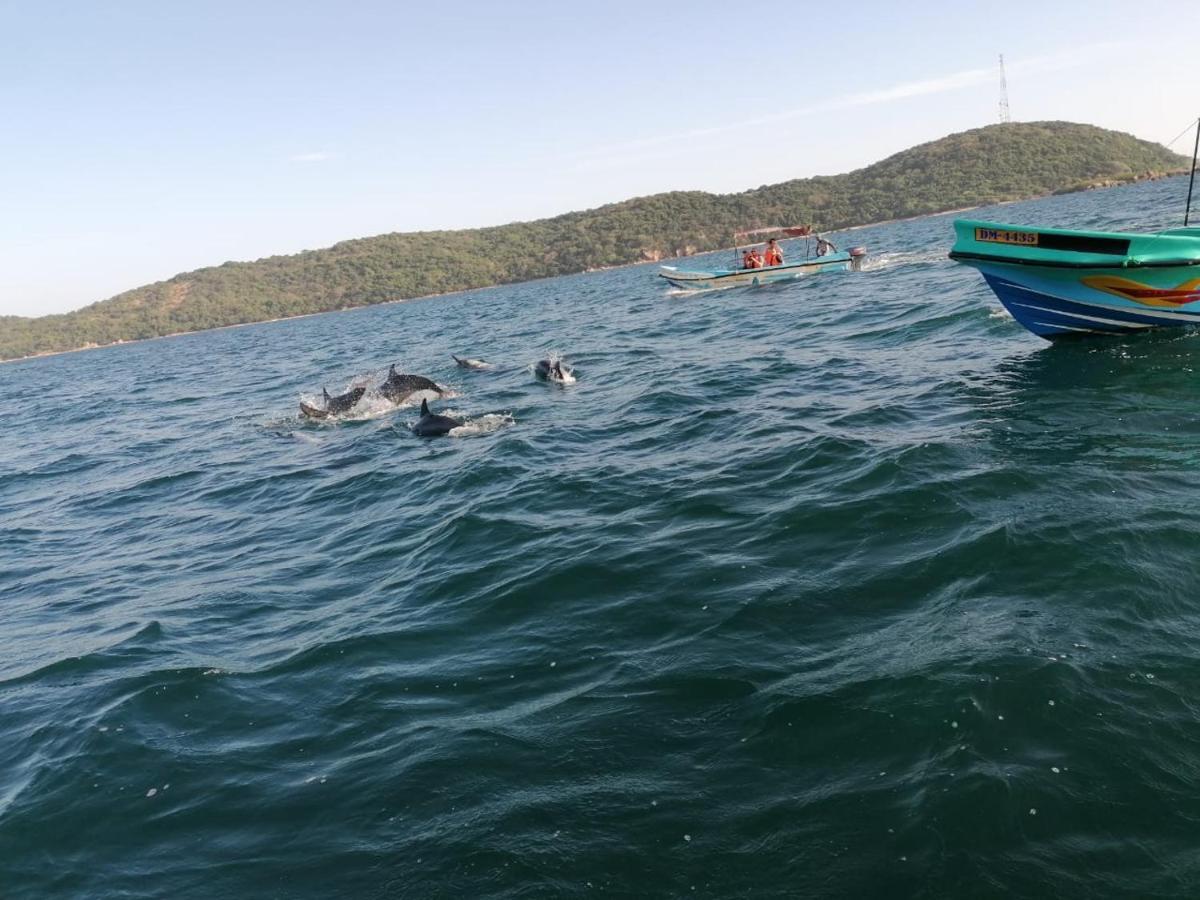 Janas Blue Water Corner Otel Trincomalee Dış mekan fotoğraf