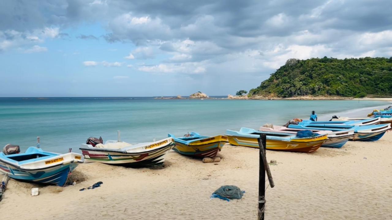 Janas Blue Water Corner Otel Trincomalee Dış mekan fotoğraf