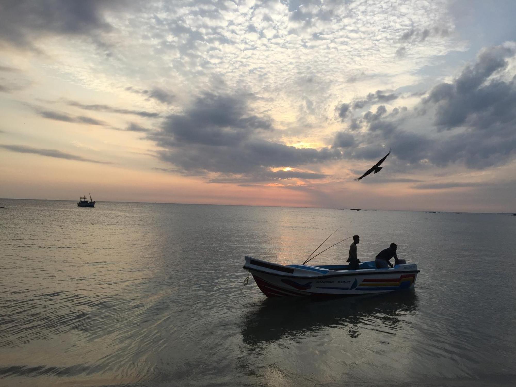 Janas Blue Water Corner Otel Trincomalee Dış mekan fotoğraf